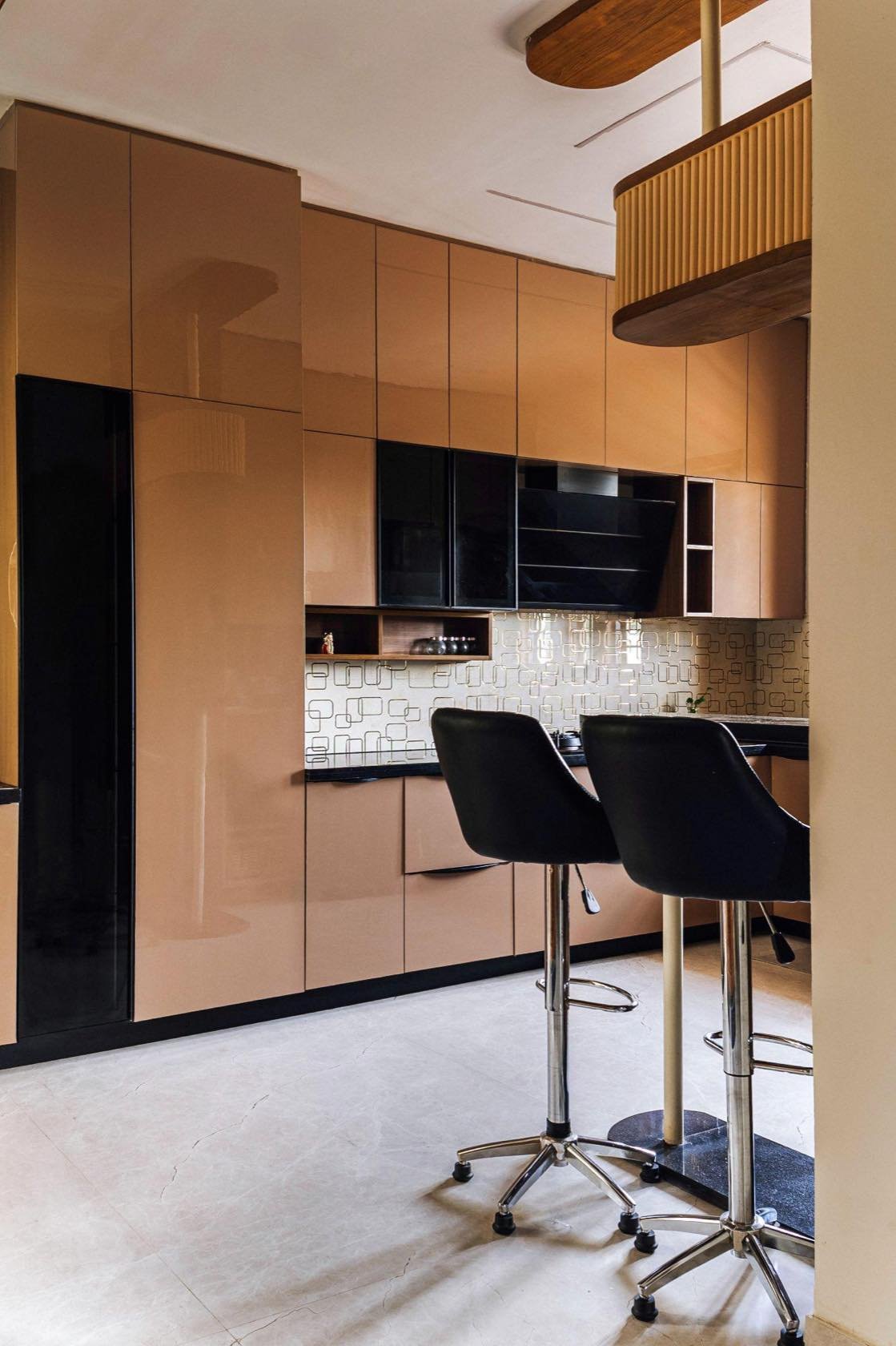 Kitchen in warm gloss and black, with a curved breakfast counter