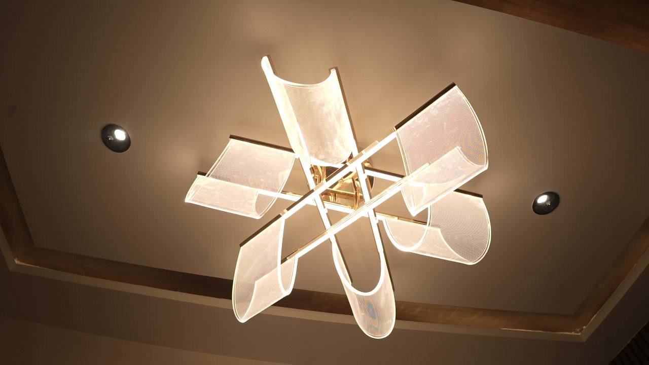 Sculptural ribbon light fitting on a recessed ceiling